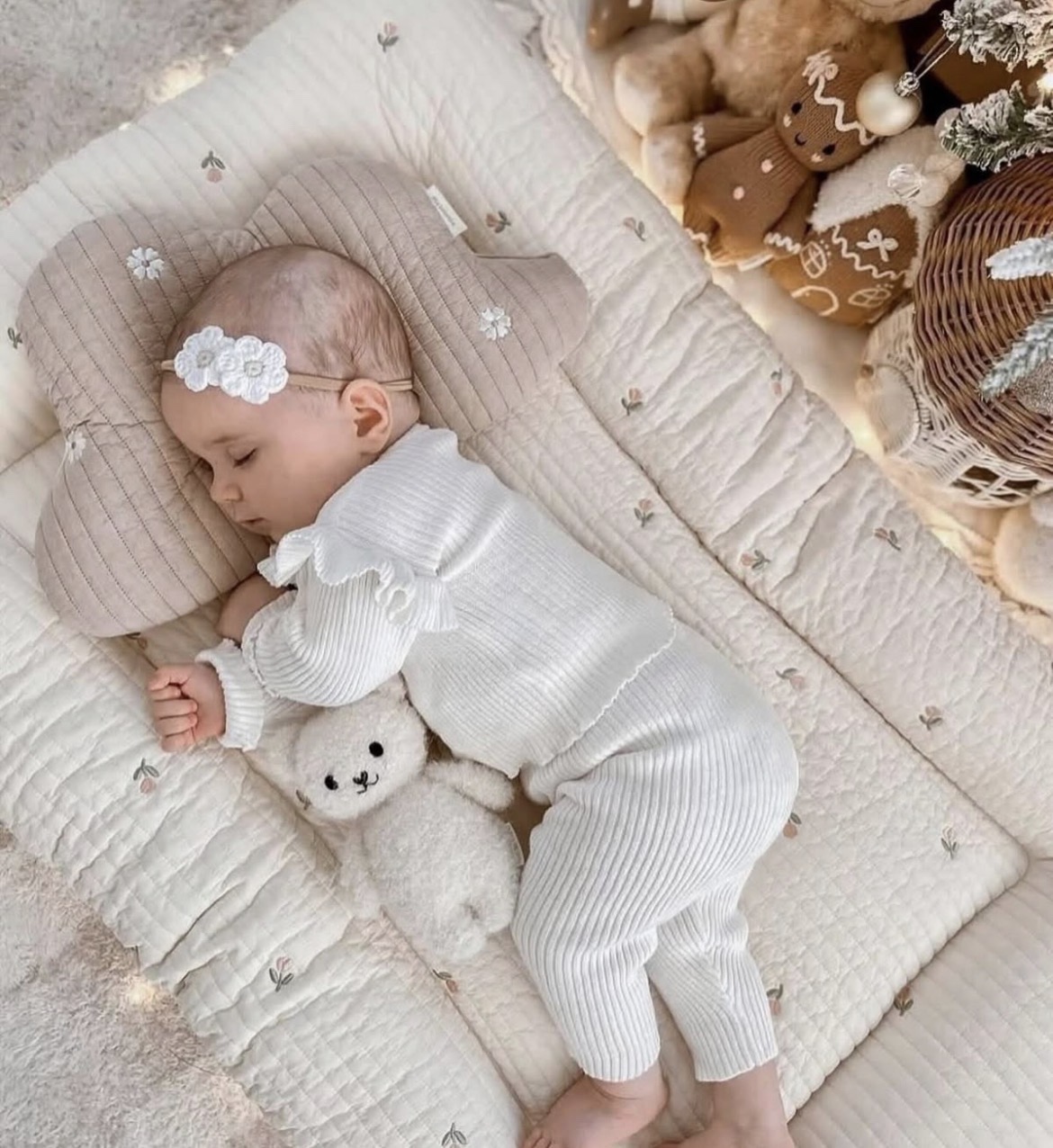 Bebé descansando sobre ropa de cuna